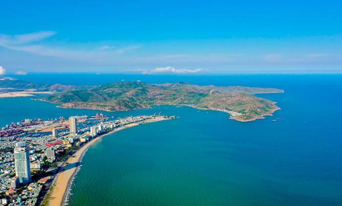 하이장(Hai Giang) 반도에는 "국제적 수준의 상업 및 관광 반도 도시"가 건설되고 있습니다.