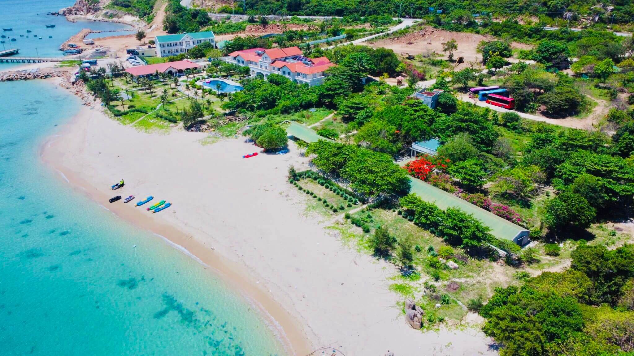 아름다운 풍경이 있는 바이킨닌투안(Bai Kinh Ninh Thuan)을 탐험하고, 산과 숲, 바다와 마을이 어우러지는 인상적인 해안도로를 경험해보세요.