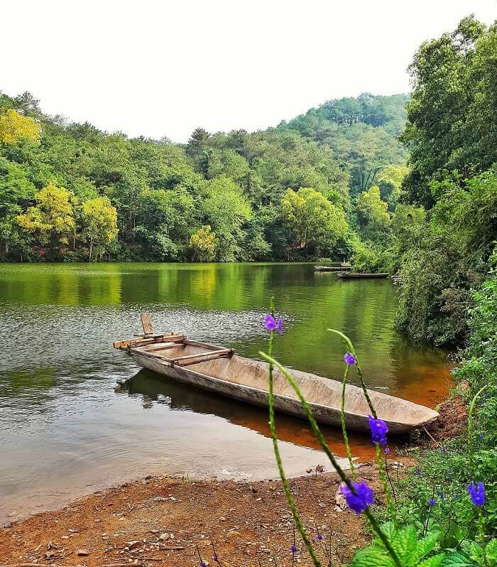 クオンタン湖の静かで詩的な美しさに驚かされる