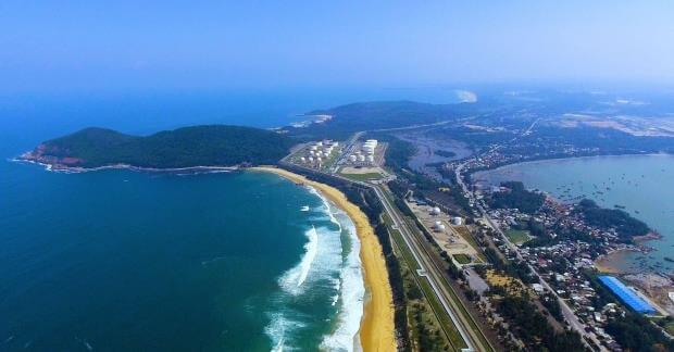 ズンクワット湾またはクイェット湾は、クアンガイ省の北、ビンソン地区のビンタインおよびビントゥアンコミューンにあります。