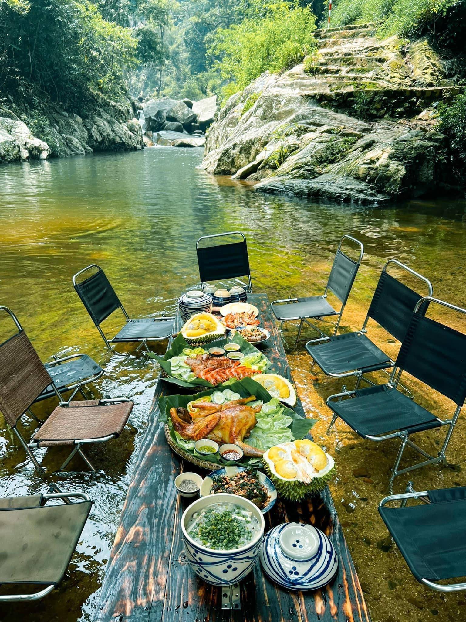 Enjoy the chill atmosphere of the mountains and forests with friends.