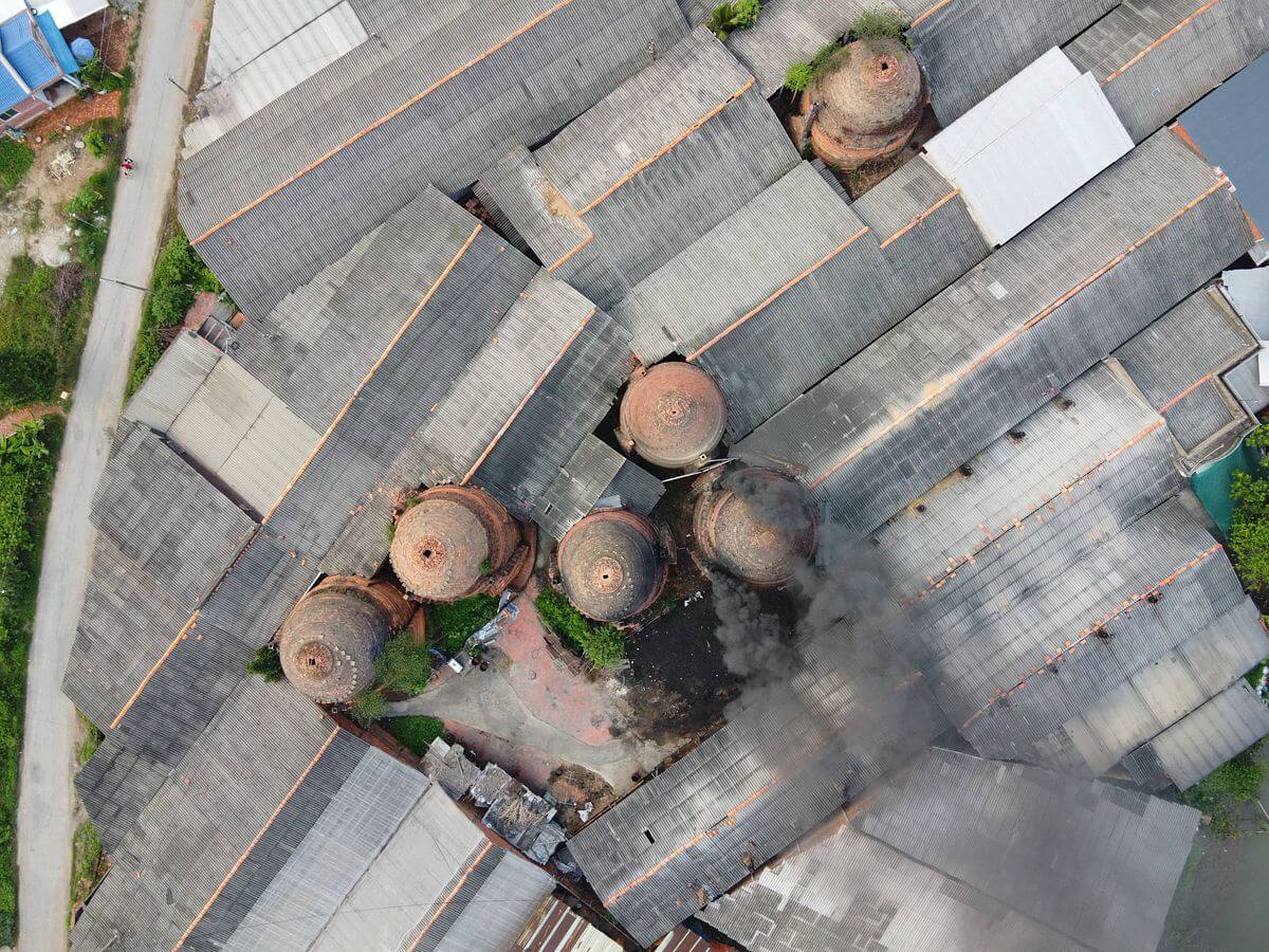 マンティットのレンガと陶器の窯は数百年の歴史があり、メコンデルタで最も有名かつ最大の赤レンガと陶器の生産者として知られています。