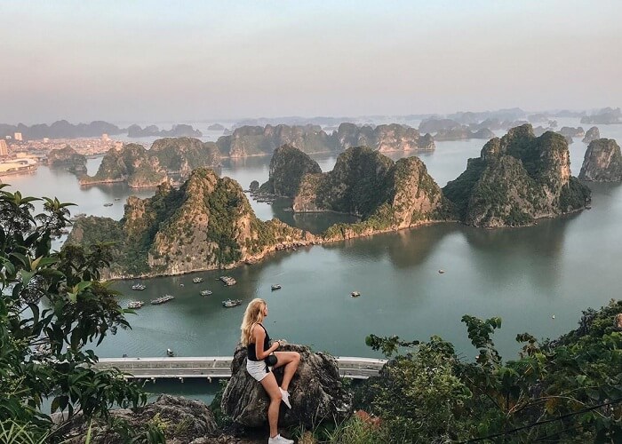 Chinh phục Núi Bài Thơ: Trải nghiệm cảm giác thư thái giữa trời biển Hạ Long