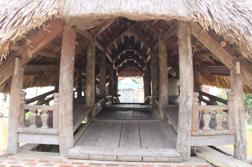 ベトナムで最もユニークな築700年の茅葺き屋根の木造橋を見学