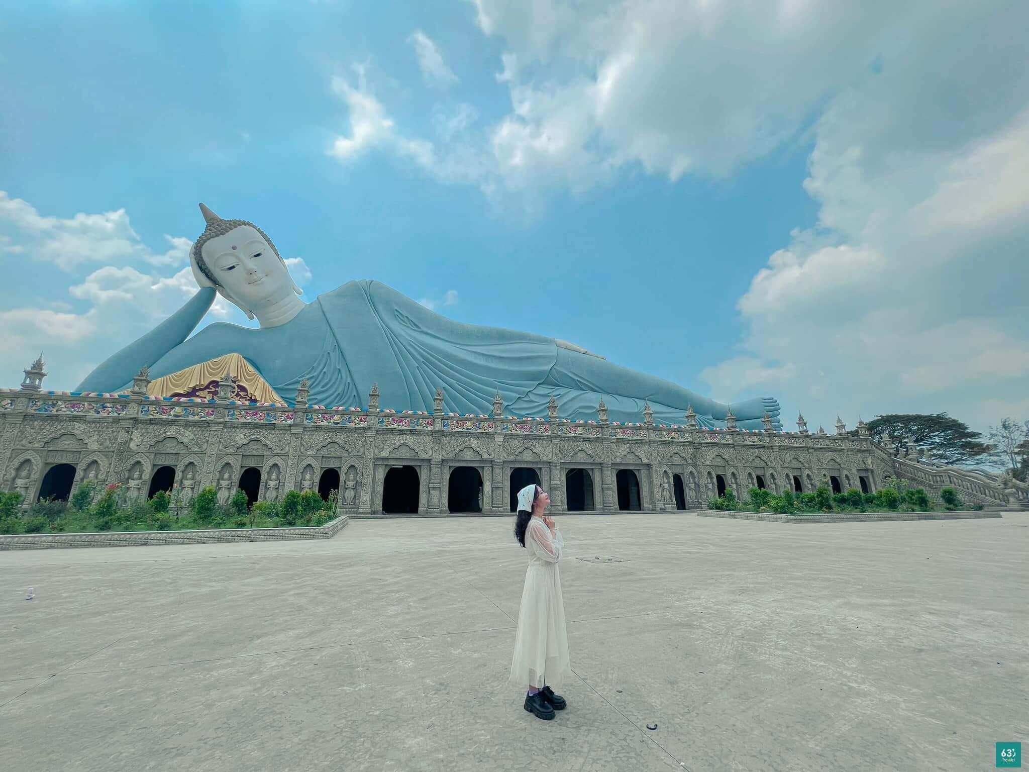 Chùa Som Rông cùng bức tượng Phật nằm gây choáng ngợp