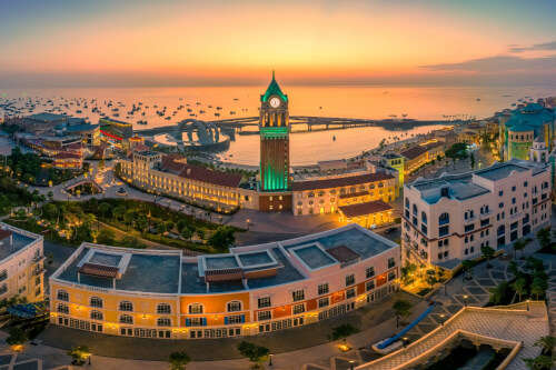 漢江のほとりに沈むロマンチックな夕日を愛でる