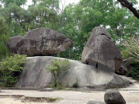 Hòn Trống Mái - điểm du lịch hấp dẫn