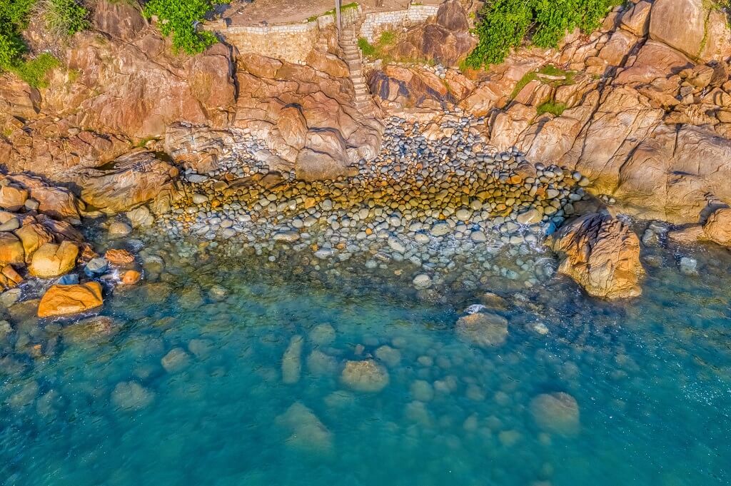 ゲン ラン ティエン サは、雄大な山脈と岩山で観光客を魅了します。