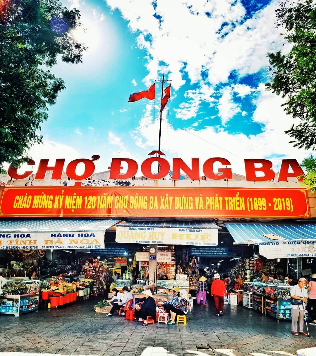 동바시장은 후에(Hue)에서 가장 큰 두 다리인 Gia Hoi Bridge와 Truong Tien Bridge 사이에 매우 좋은 위치에 있습니다.