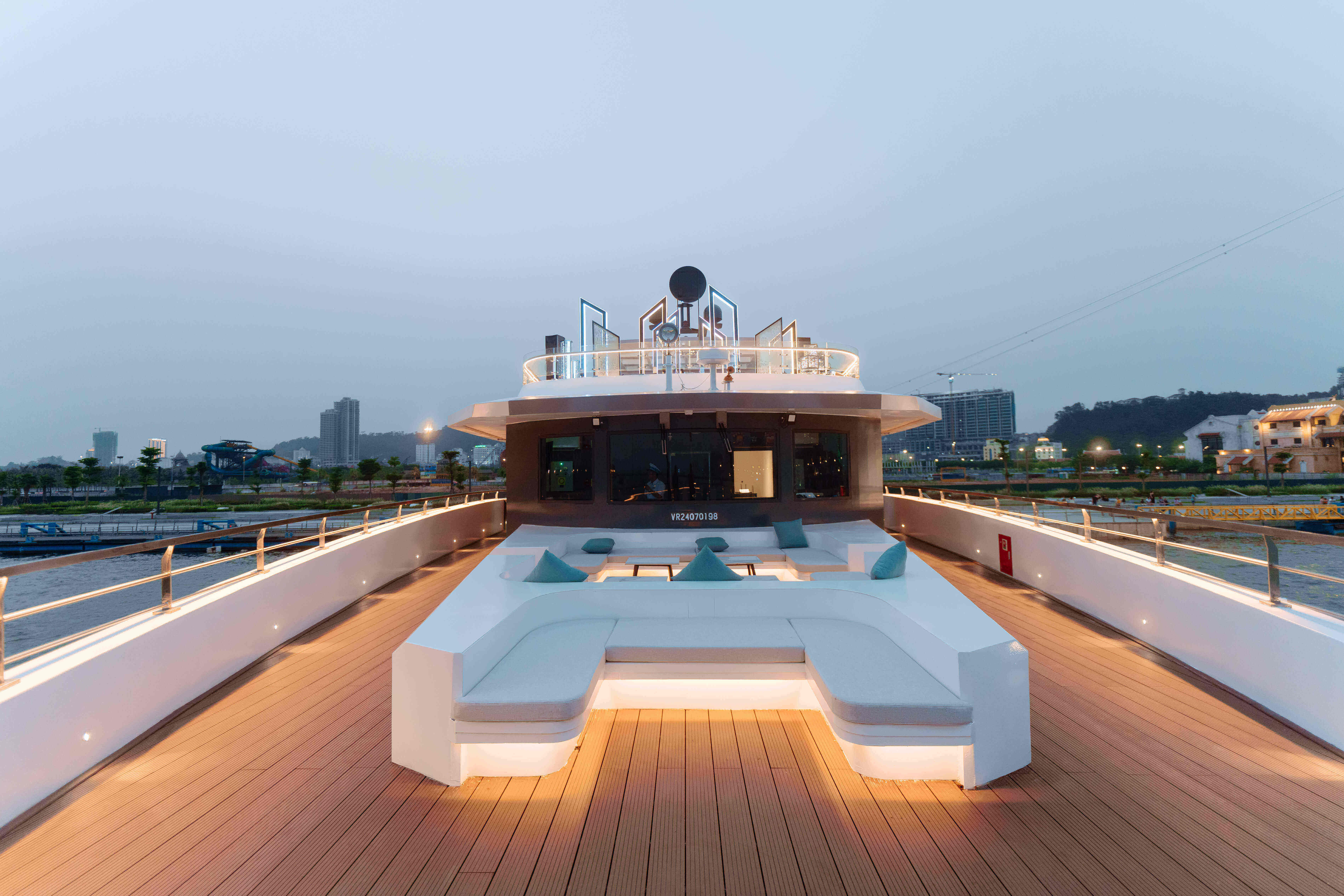 SAQUILA YACHT DINING 5*