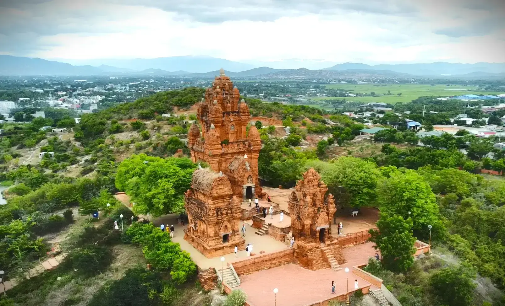 ニントゥアンにあるチャム族の建築芸術の最高峰、ポークロンガライタワー