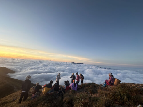 西の「屋上」で…風に乗り、雲を狩る