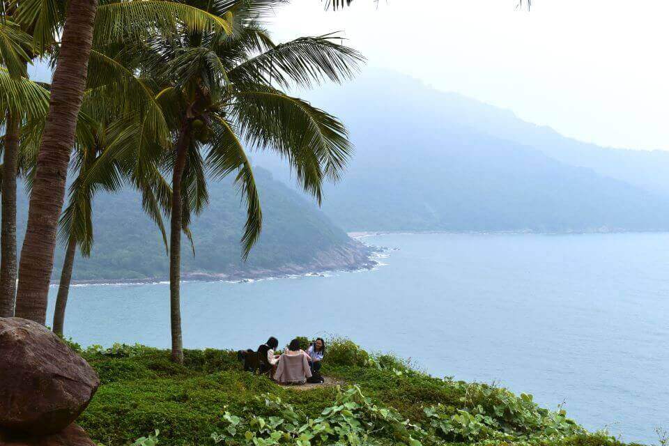 週末にはダナンに戻り、「緑の半島」ソン トラを探索します。