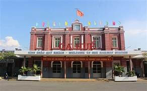 フエ駅のユニークな建築物をチェックイン