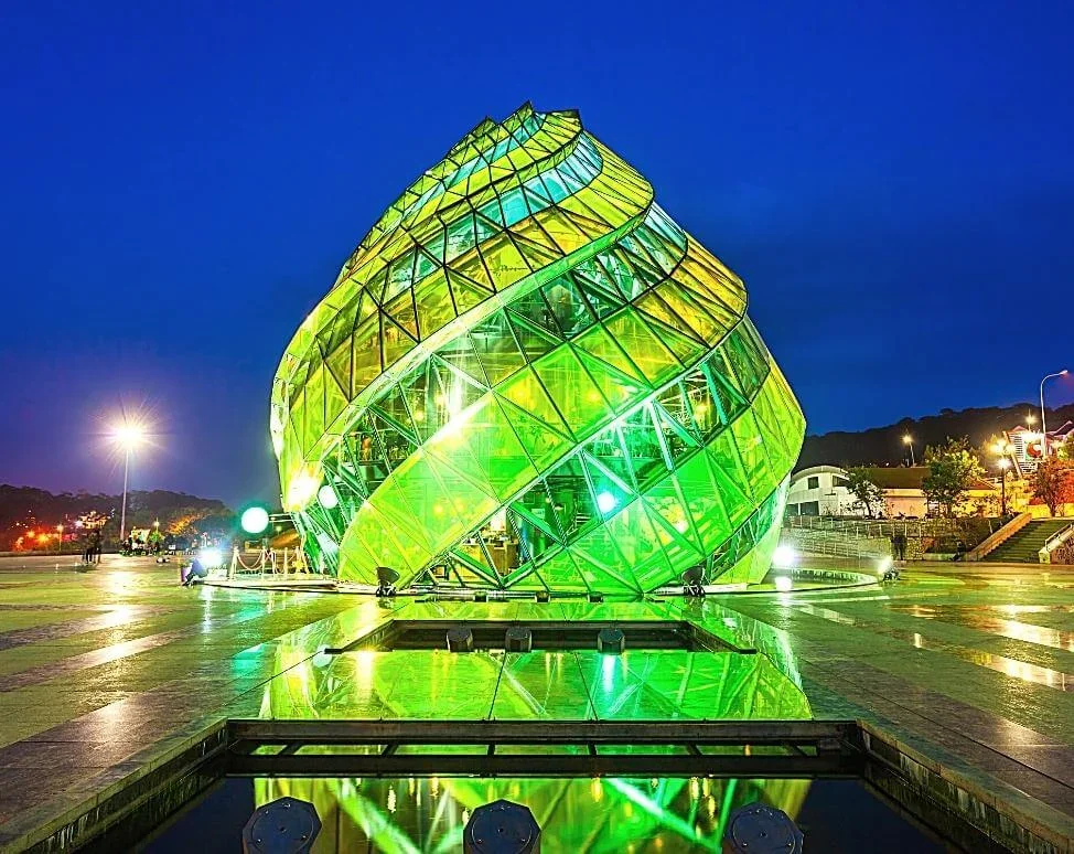 夜のラムビエン広場は、花のつぼみがキラキラと輝き、とても美しく、ダラットを訪れる多くの観光客の心を魅了することでしょう。