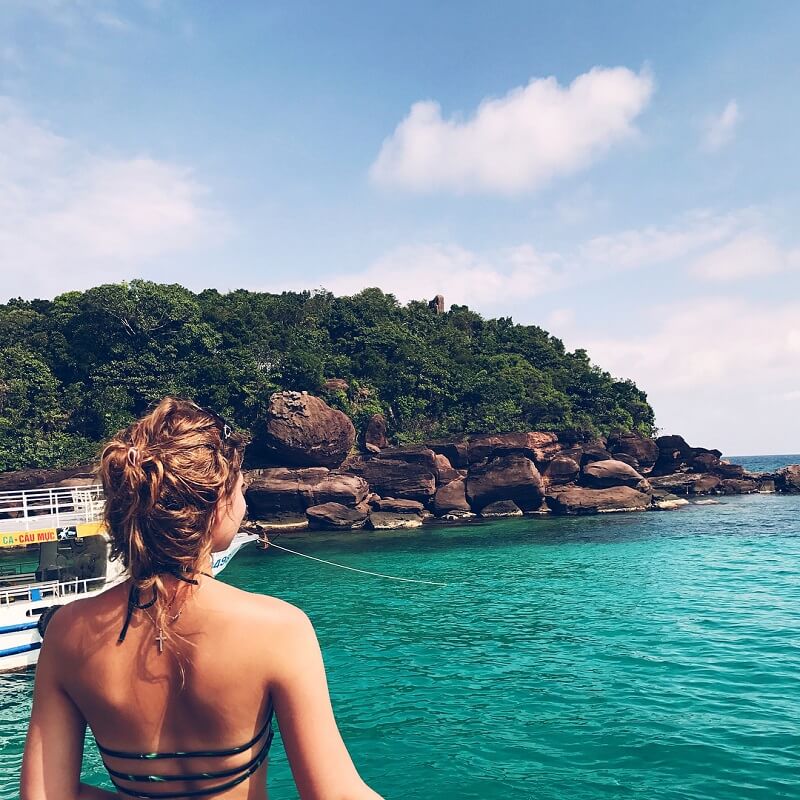 ガンダウビーチは透明で穏やかです