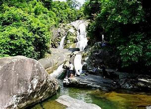 ビンリューのケヴァン滝の雄大でワイルドな美しさに驚かされる