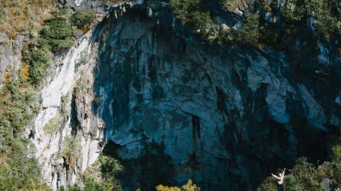 Bước Vào Thế Giới Khác Tại Hố Sụt Mèo Vạc Huyền Bí