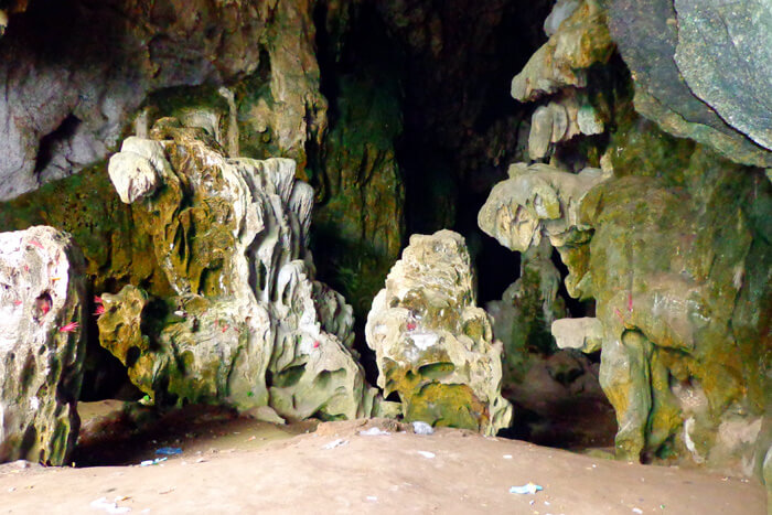 Cửa chính vào động Pa Thơm.