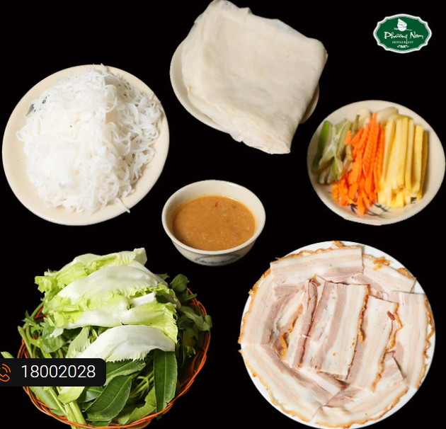 산나물과 삼겹살을 곁들인 수분 건조 라이스페이퍼