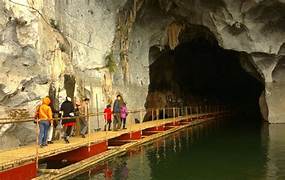 タクボー寺院とタクボー洞窟の美しい景色