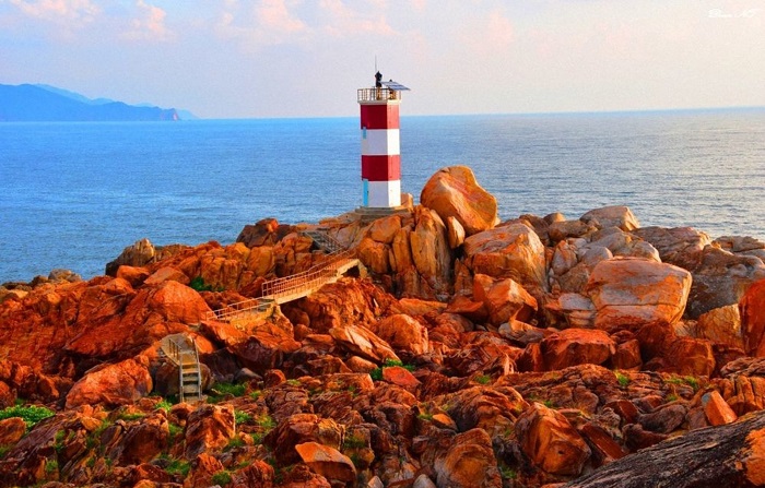 Đặc biệt nổi bật giữa không gian hoang sơ là ngọn hải đăng mang hai màu trắng, đỏ. Ngọn hải đăng này có chiều cao 10m, cách mực nước biển 22m.