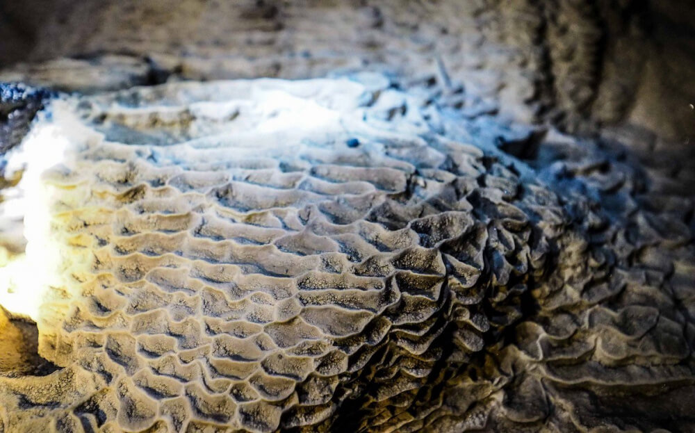 タムパイ洞窟の美しい石模様
