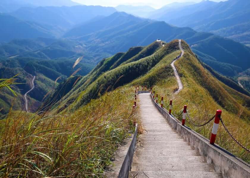 恐竜の背骨はベトナムと中国の国境に沿って曲がっている。