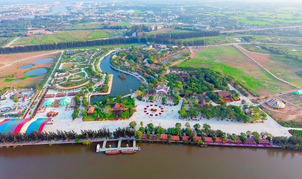 ハッピーランドは、ヴァムコードン川のほとりに建てられた250,000平方メートル以上の面積を持ち、ベトナム最大級の観光・エンターテイメント複合施設です。
