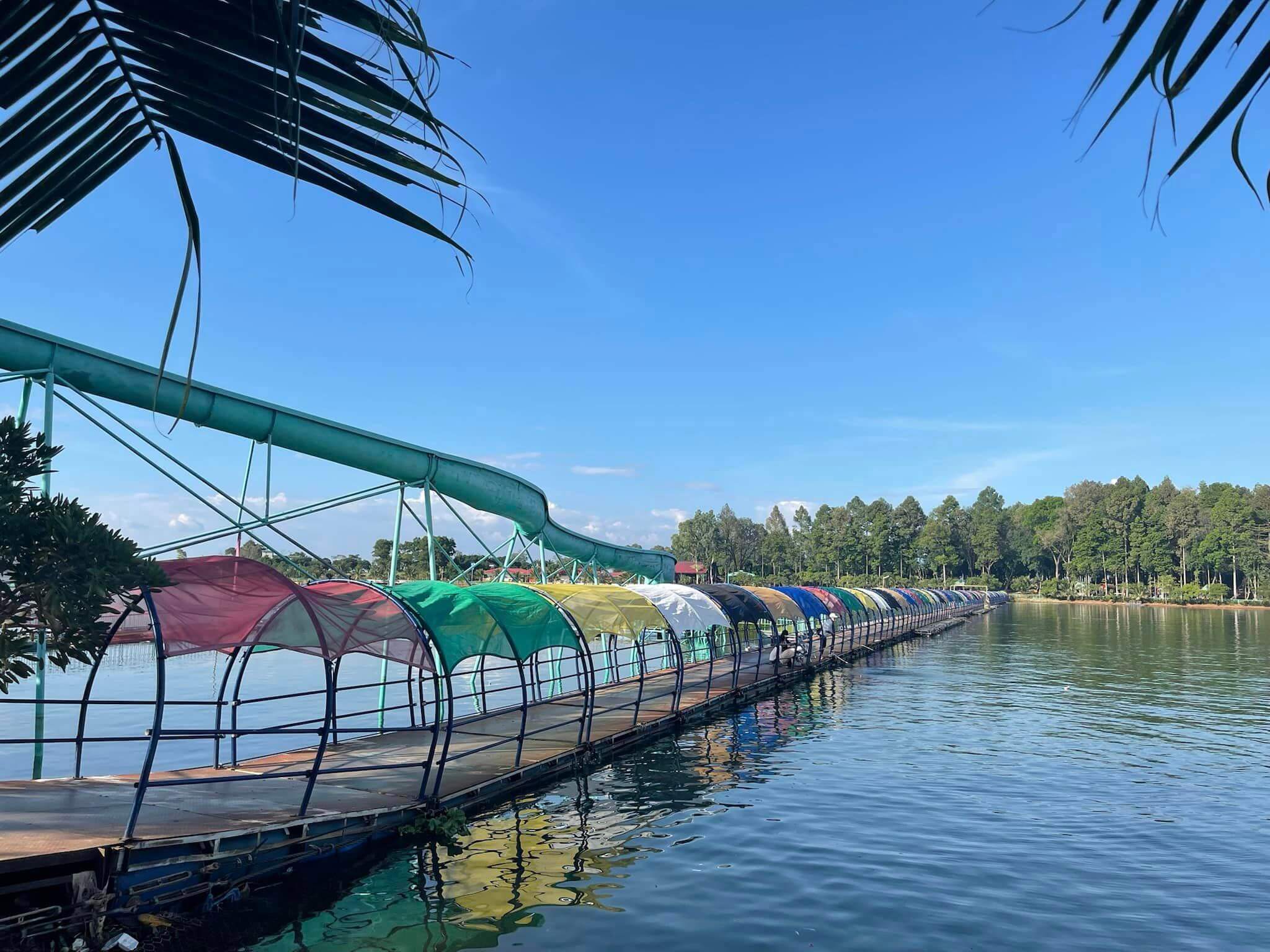 詩的な風景が観光客の心を魅了するイーグル島観光エリア