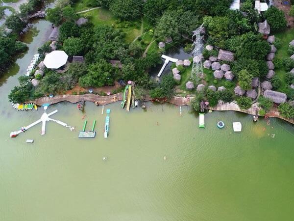 ボ キャップ ヴァン観光地の風景は、川とさまざまな種類の果樹に囲まれています。