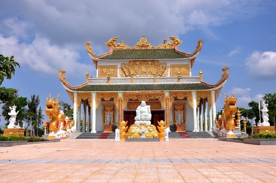 非常に印象的な金箔の朱色で彩られたカイロン塔