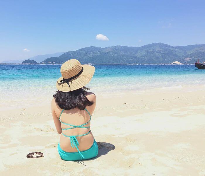 Với những bãi cát trắng mịn, trải dài 5km, bãi tắm như một dải lụa xanh mát uốn lượn nhẹ nhàng dưới chân núi Ngũ Hành Sơn