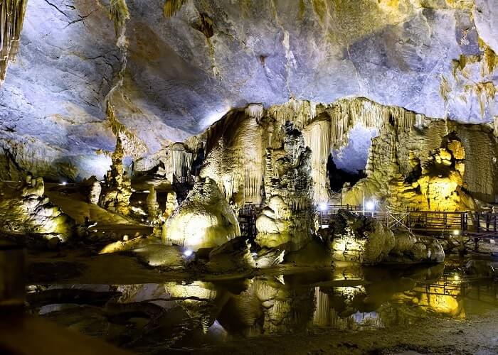 神秘的な美しさのプサムキャップ洞窟