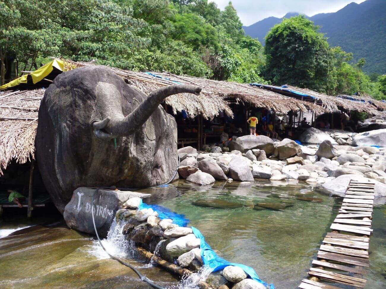 Suoi Voi는 Thua Thien Hue 지방에 위치하고 있습니다. 이곳 사람들은 이 강을 "거대한 코끼리"라는 뜻의 또 다른 친숙한 이름인 Me stream으로 부르기도 합니다.