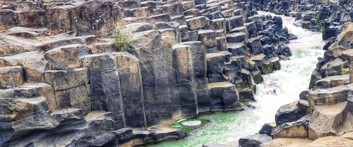 독특하고 새로운 아름다움을 지닌 반(Van) 마을의 고대 돌샘은 사진 촬영을 위한 훌륭한 선택이 될 것입니다.