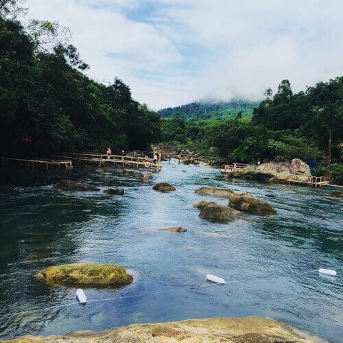 クアンビンに来て、野生のムーク川の静けさを楽しむことを忘れないでください