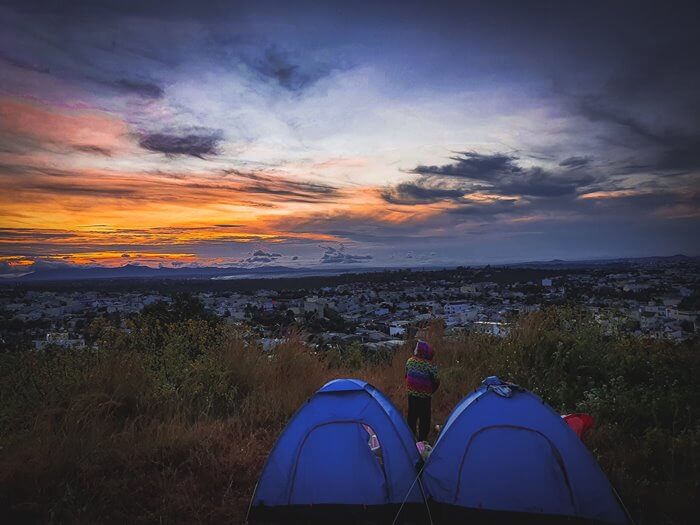 로키산맥을 방문하여 특유의 시원한 공기와 거칠고 조용하며 매혹적인 풍경을 즐겨보세요.