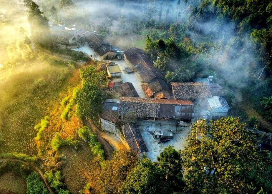 次にパ - ハザン石高原にある静かなモン族の村