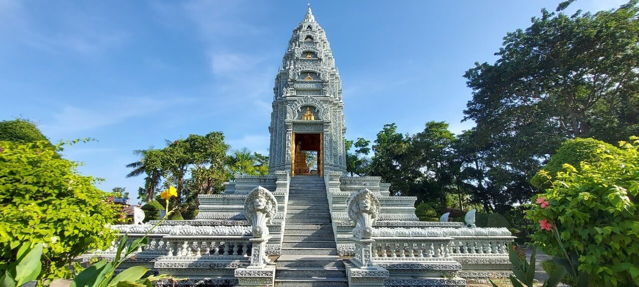 ソムロンという名前については、昔、この地域には塔の周りにソムロンという名の野生の木がたくさん生えていたため、何百年もの間塔にこの木の名前が付けられてきたことに由来しています。