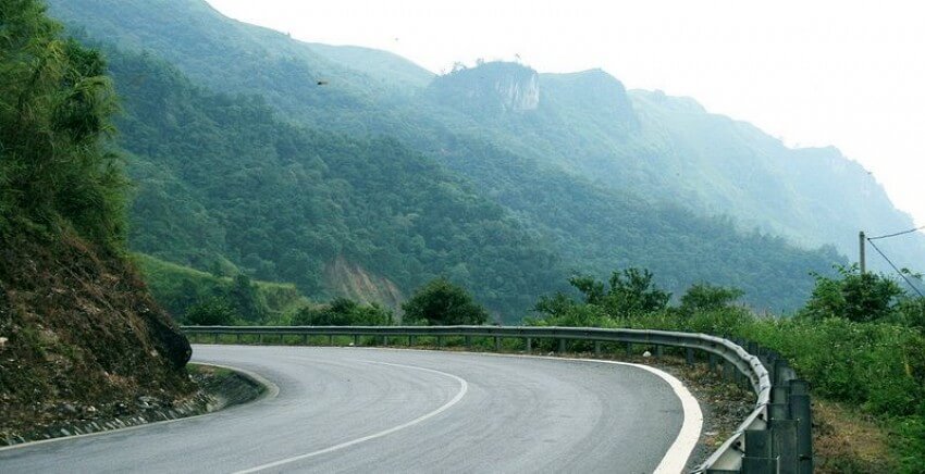 幻想的な美しさと神秘的な湖は、風の通り道の驚異を隠しているかのようです。