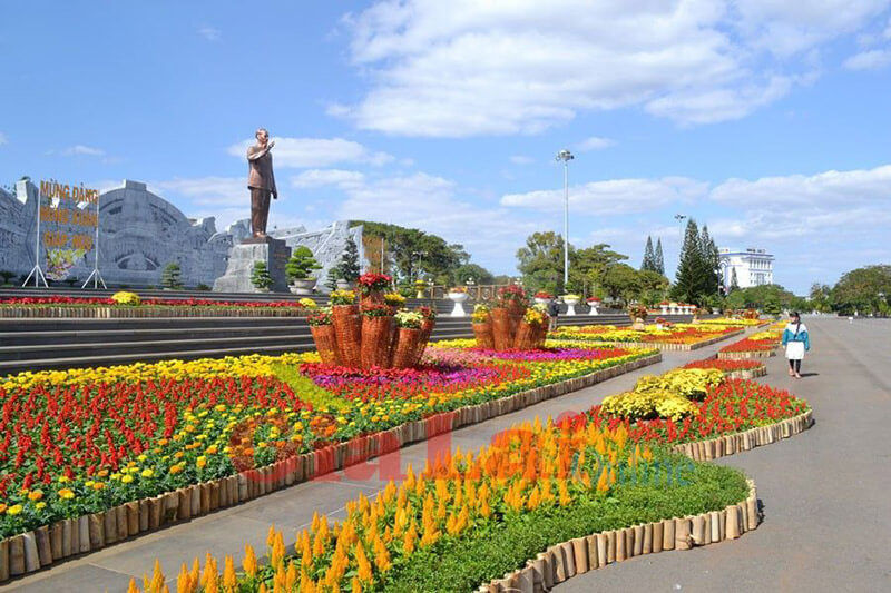 다이 도안 켓 광장(Dai Doan Ket Square) - 플레이쿠 산악 마을의 중심지