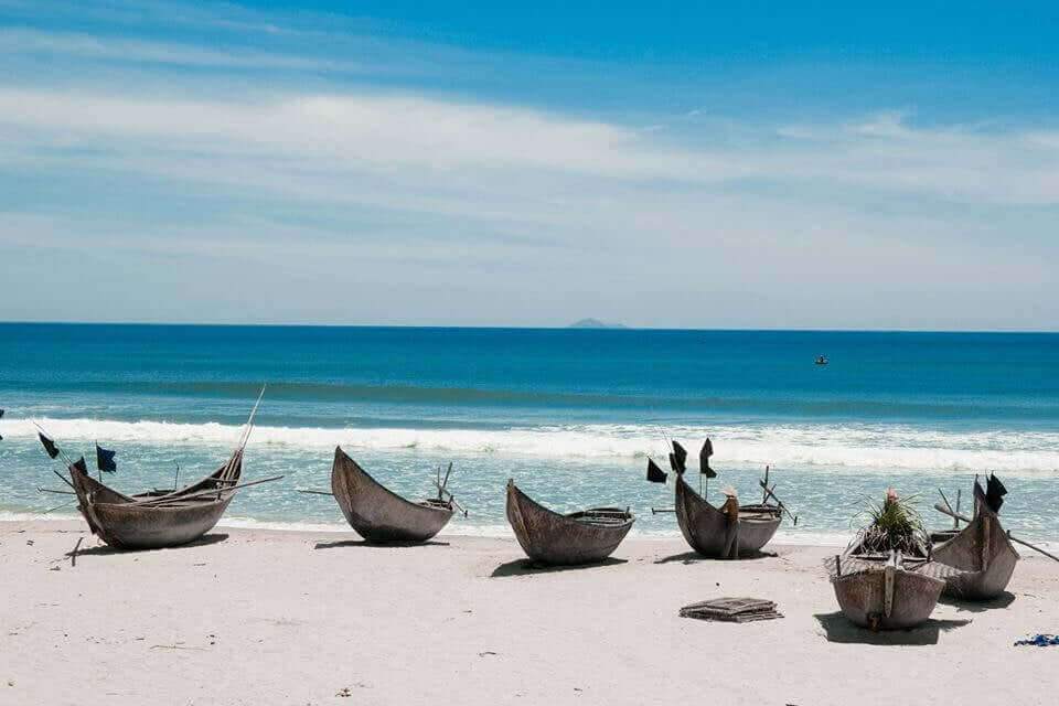 Với thiên nhiên hùng vĩ, hoang sơ cùng nhịp sống thanh bình dưới bạt ngàn dừa xanh là hành trang đầu tiên để du khách bắt đầu 1 ngày ở đảo Tam Hải.