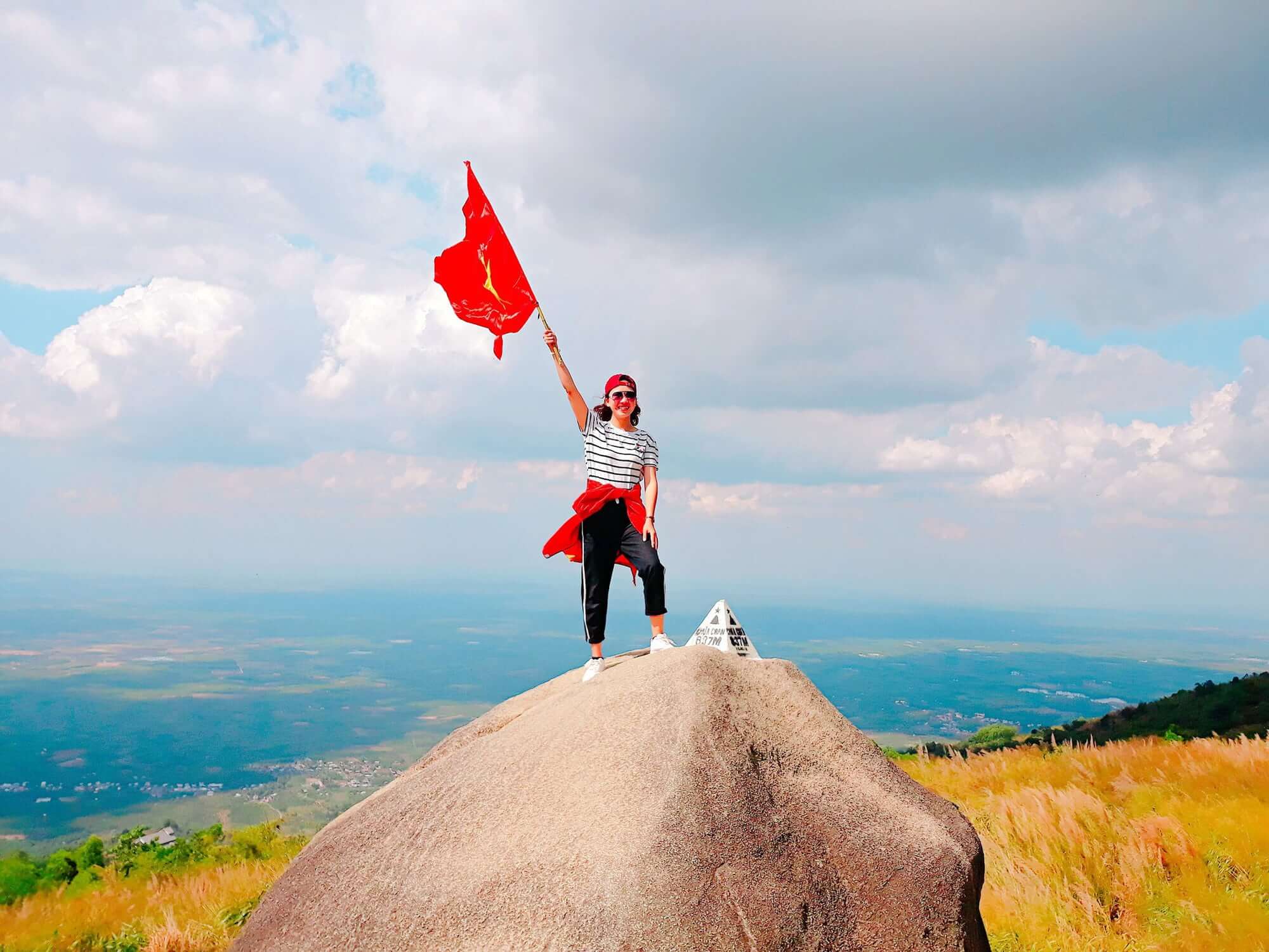 標高が高く、視界が開けているので、ドンナイ山林の雄大で緑豊かな自然の風景を眺めることができます。
