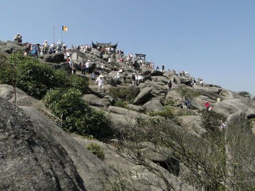 イェン トゥ山を訪れる観光客