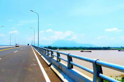 ハノイとヴィンフックを結ぶベトナム最長の川を渡る橋のクローズアップ