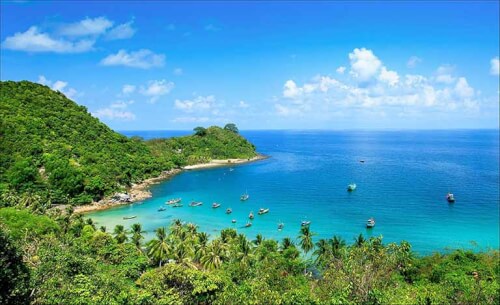 ナムドゥ島には魅惑的な野生の美しさがあります