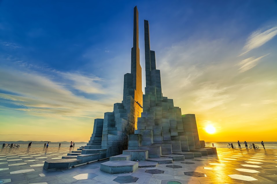 Lấy ý tưởng từ truyền thuyết Con Rồng cháu tiên, công trình độc đáo không chỉ là một biểu tượng của thành phố mà còn là nơi tham quan, check in cực hấp dẫn.