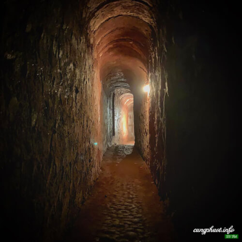 Long Phuoc トンネル内を探索する