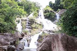 コントゥム州の有名な観光スポット、コイ ト 滝を探索します。